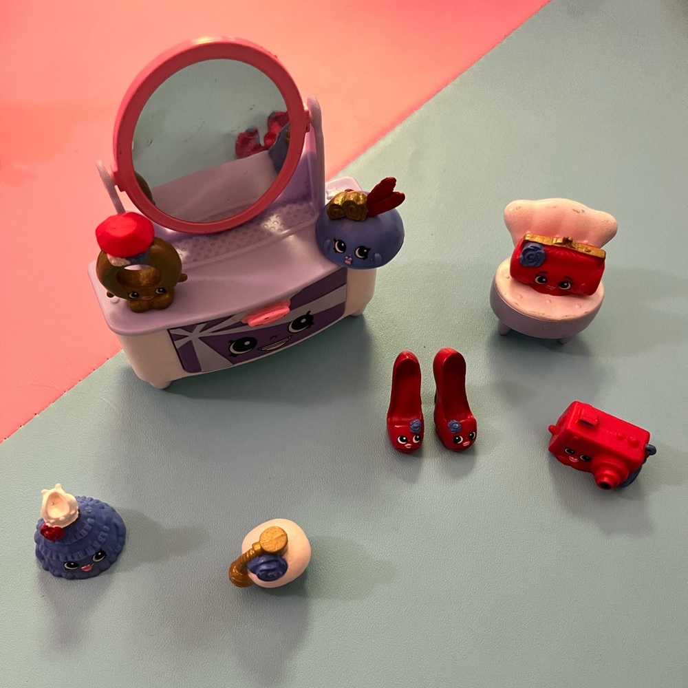 SHOPKINS BEST DRESSED FASHION SPREE, SEASON 3, 8 EXCLUSIVE SHOPKINS & VANITY